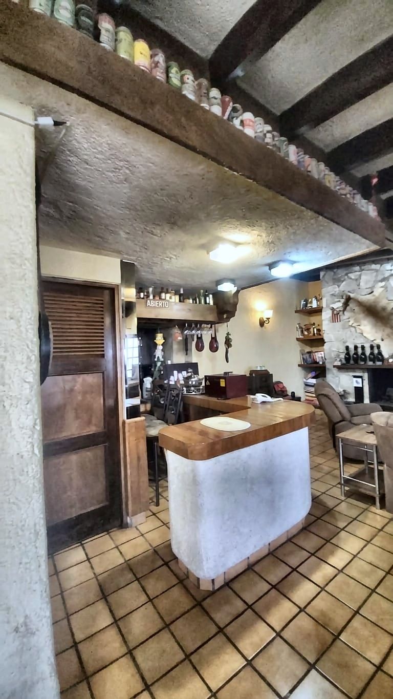 Bar con barra en el área de convivencia