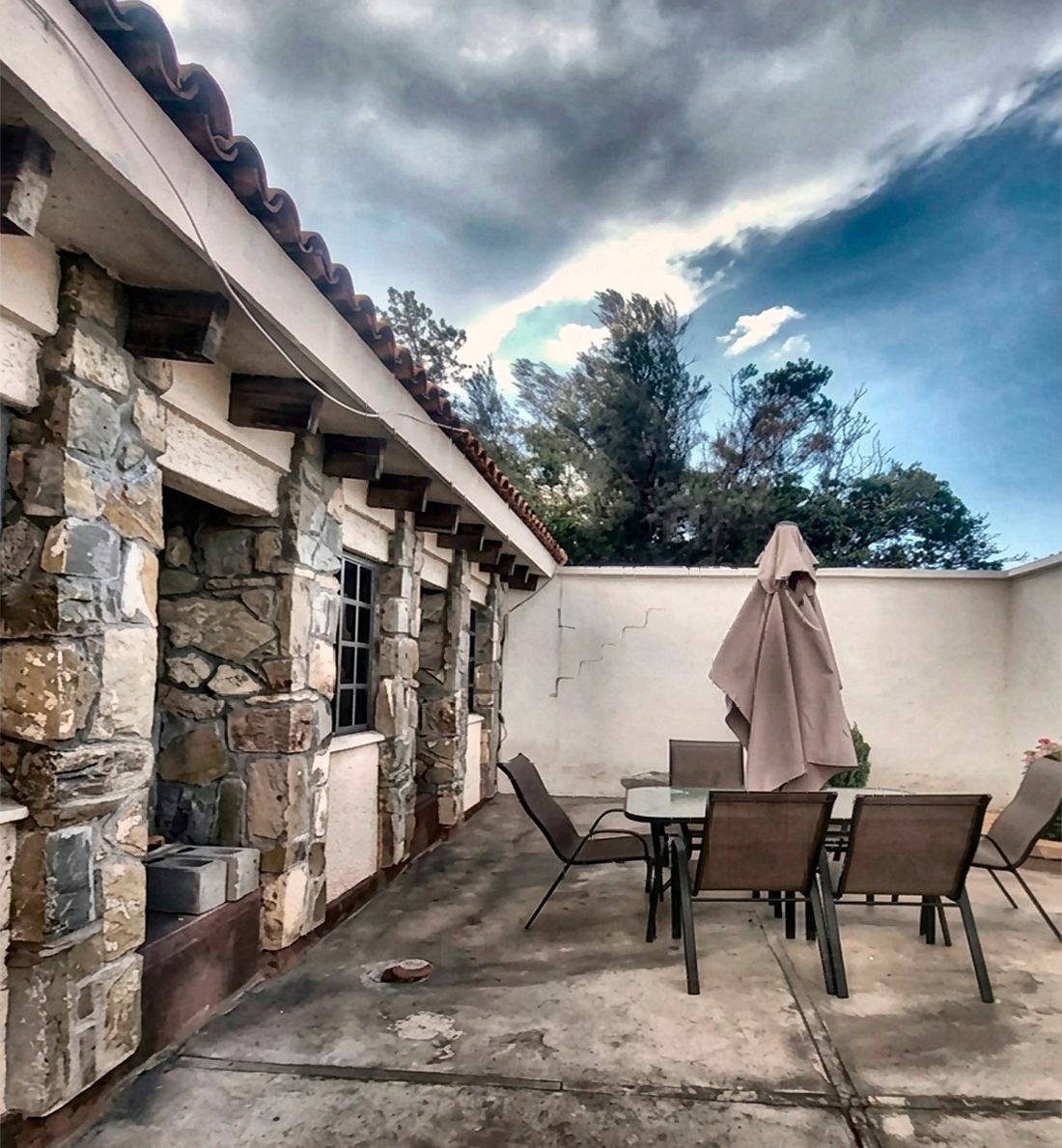 Patio trasero con comedor exterior
